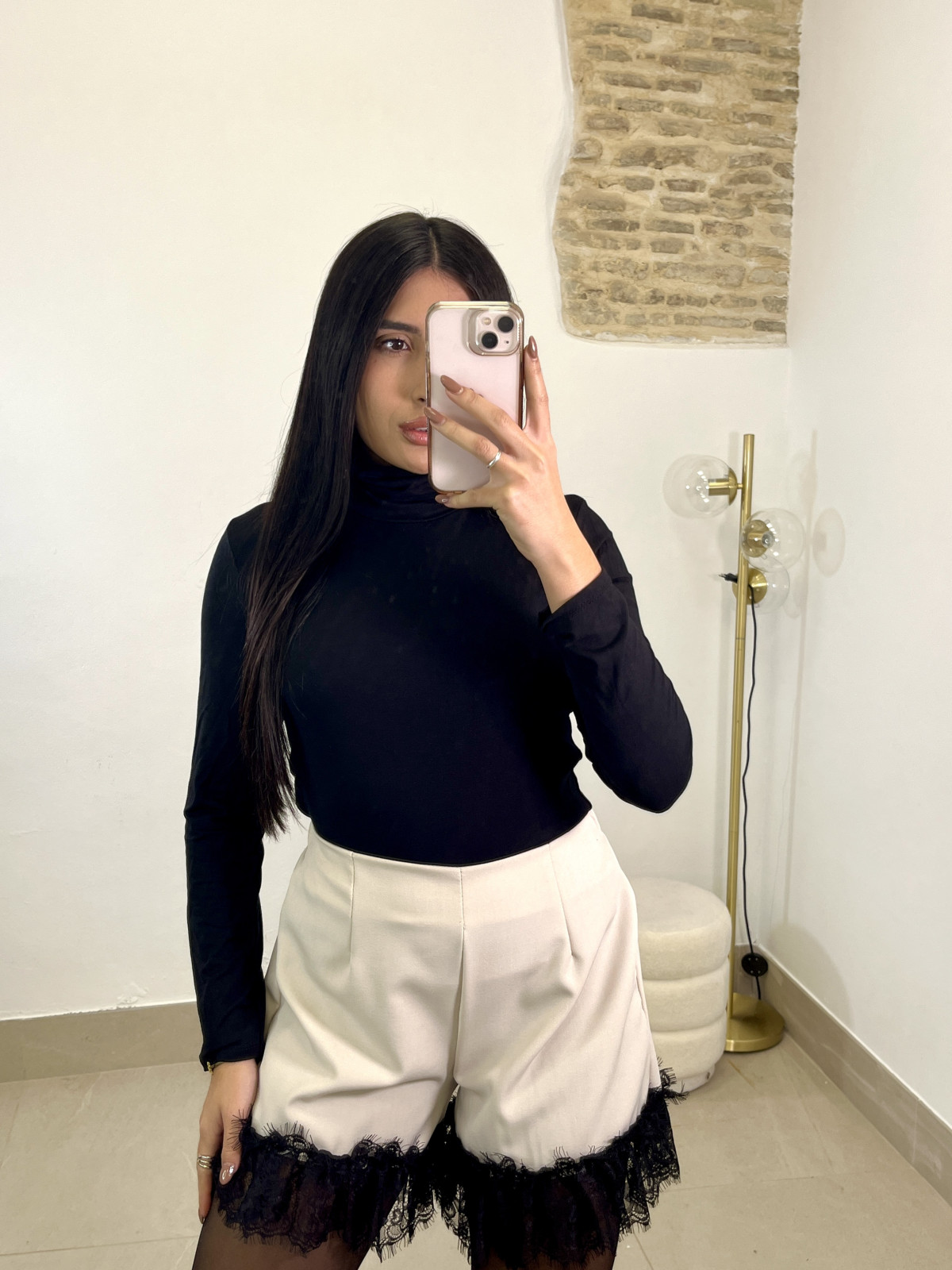 Camiseta basica cuello alto negra