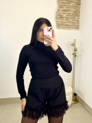 short detalle encaje negro