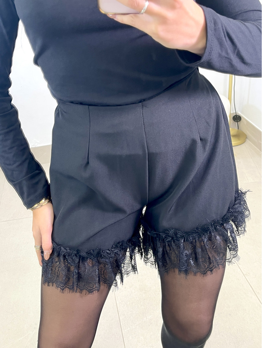 short detalle encaje negro