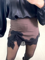 falda pantalón detalle encaje marron