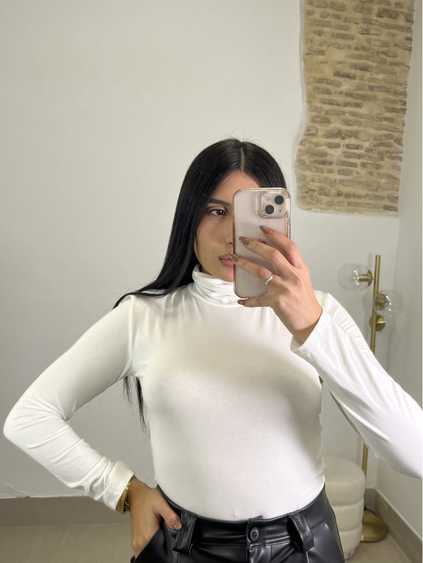 Camiseta basica cuello alto blanca