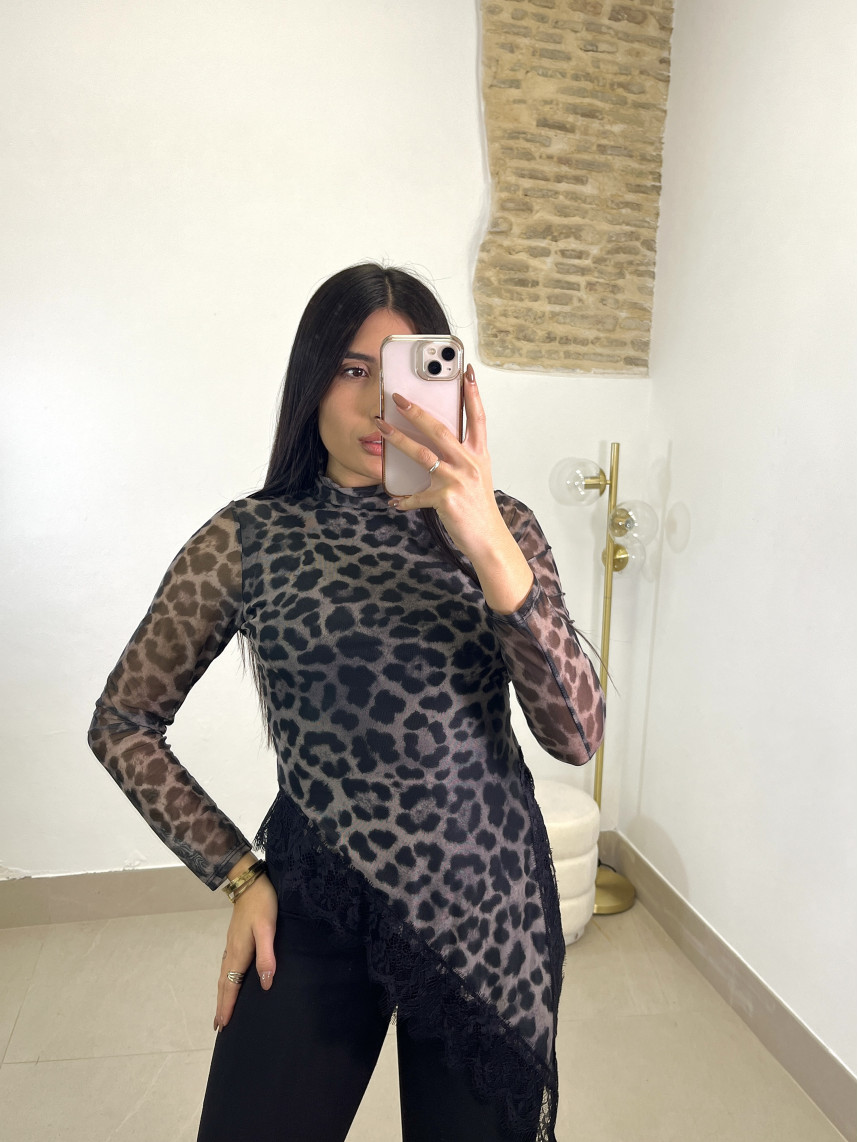 Top asimetrico animal print encaje gris