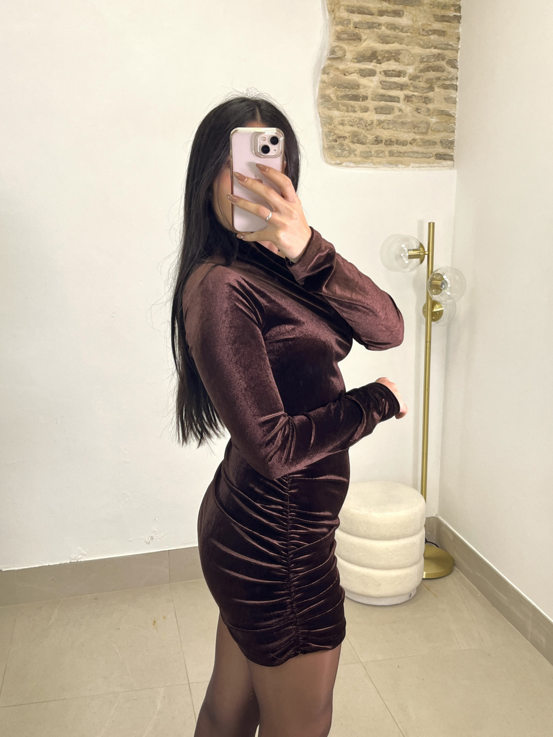 vestido terciopelo escote asimetrico marron