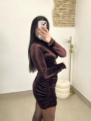 vestido terciopelo escote asimetrico marron