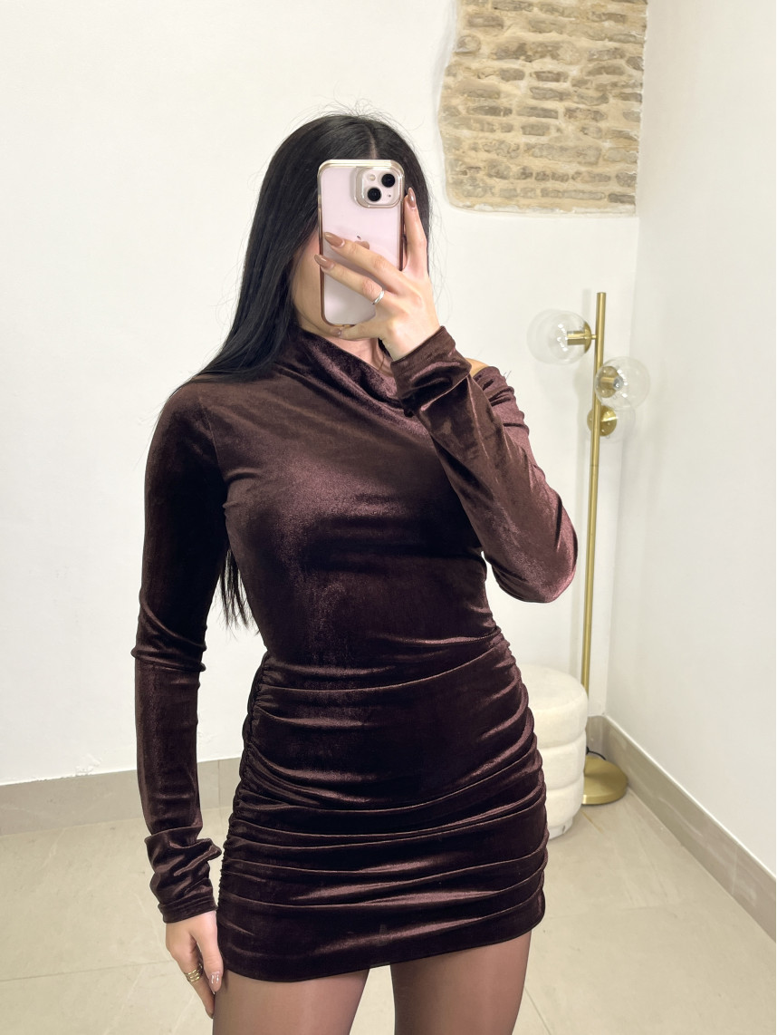 vestido terciopelo escote asimetrico marron