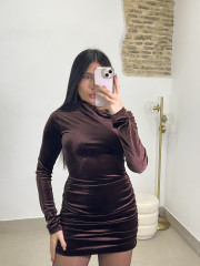 vestido terciopelo escote asimetrico marron