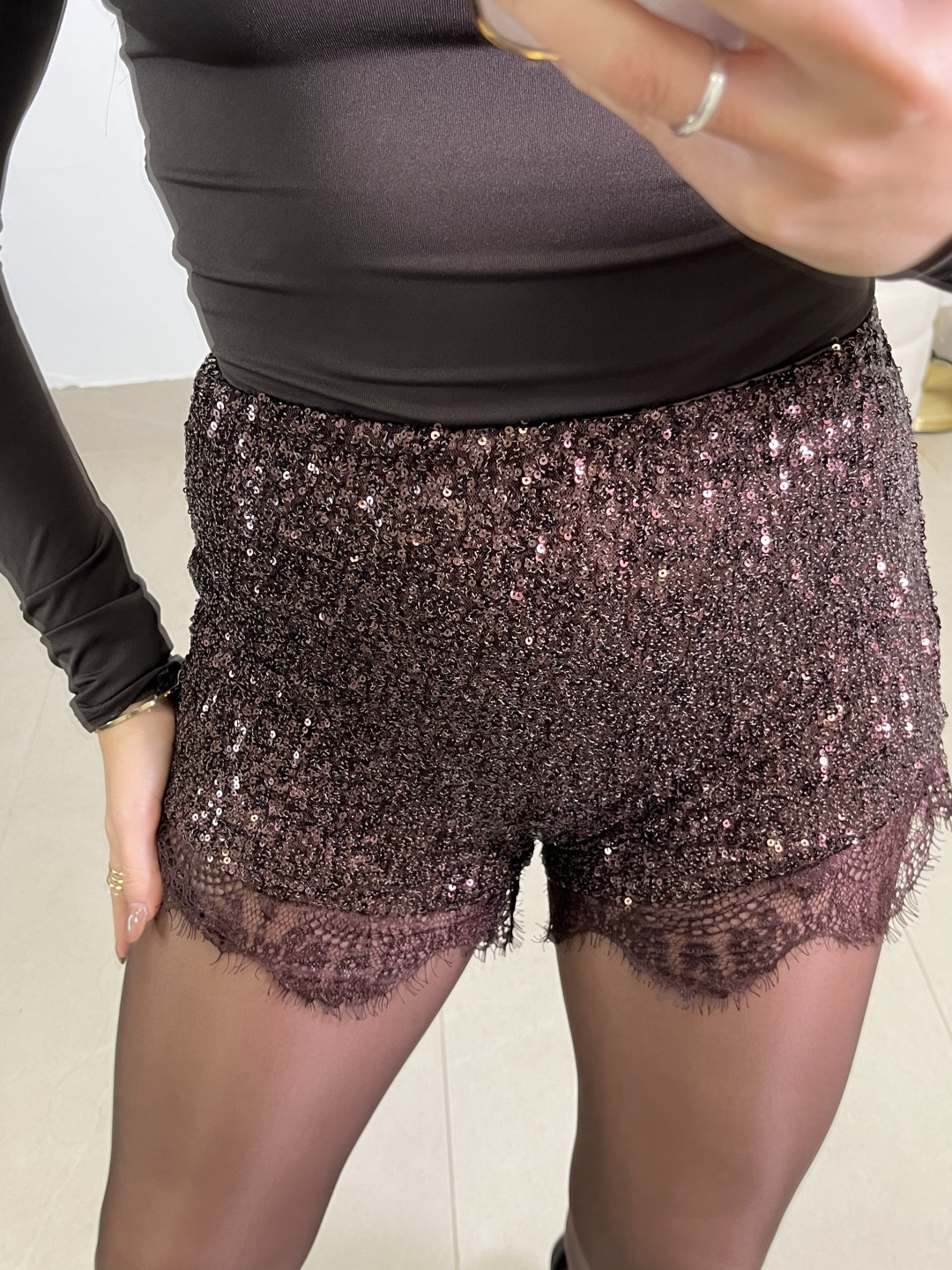 Short lentejuela detalle puntilla marron