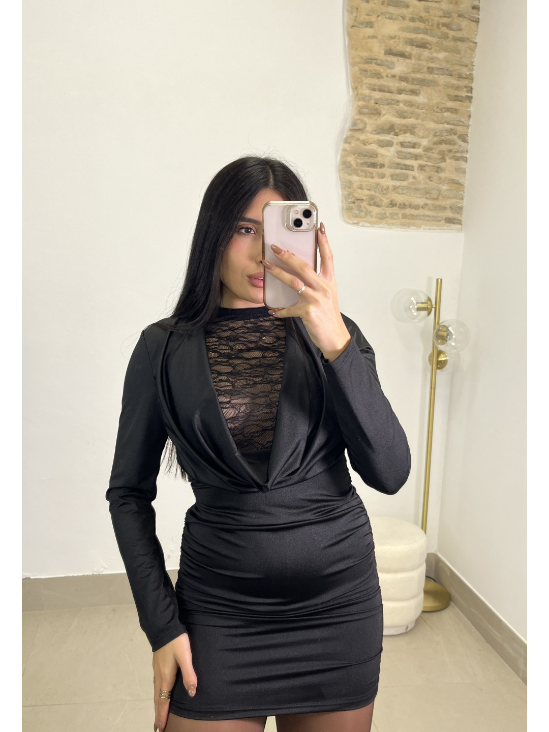 Vestido escote drapeado detalle encaje