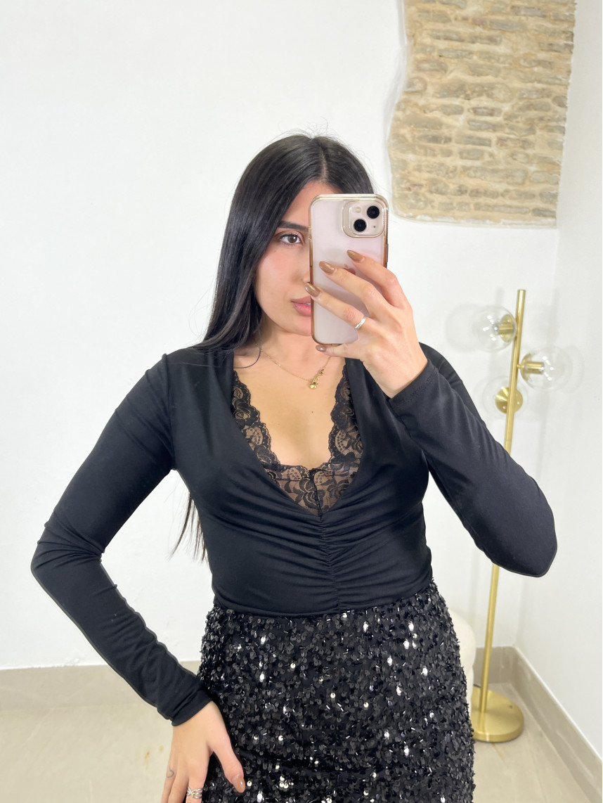 Body escote drapeado detalle encaje negro