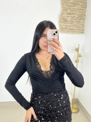 Body escote drapeado detalle encaje negro