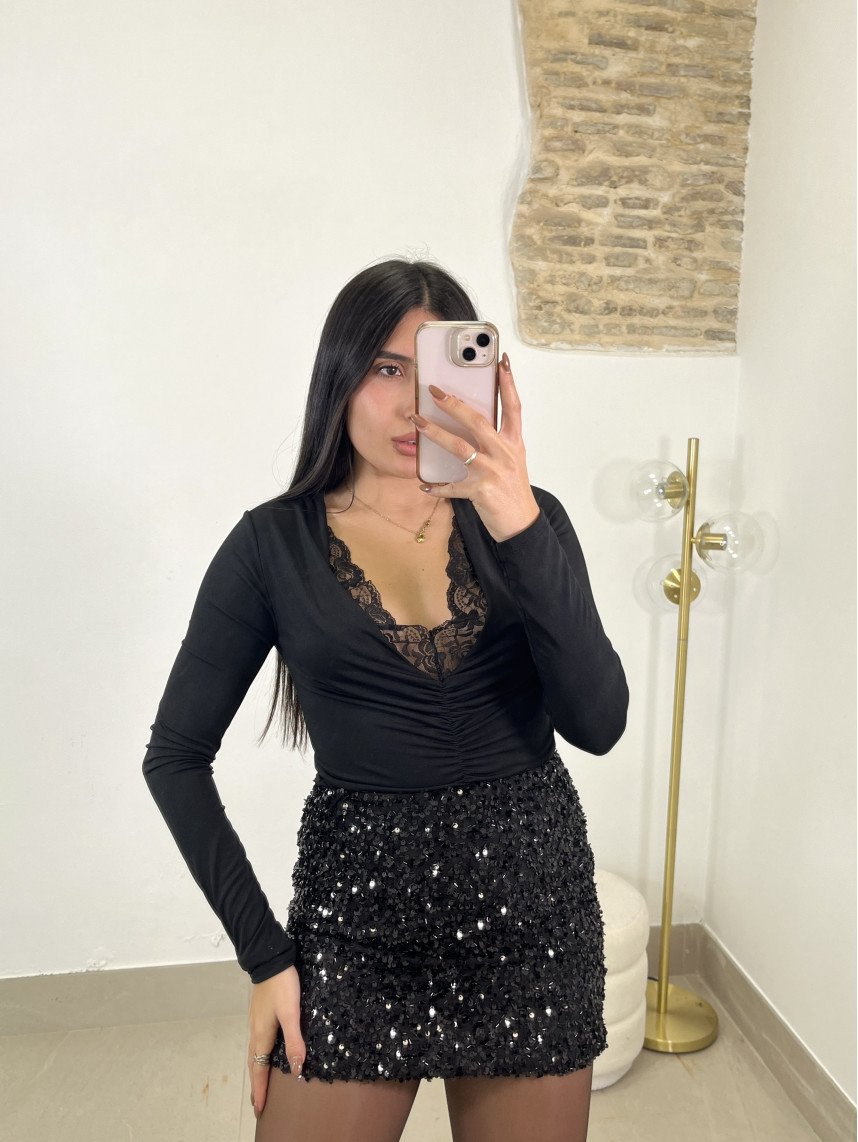 Body escote drapeado detalle encaje negro