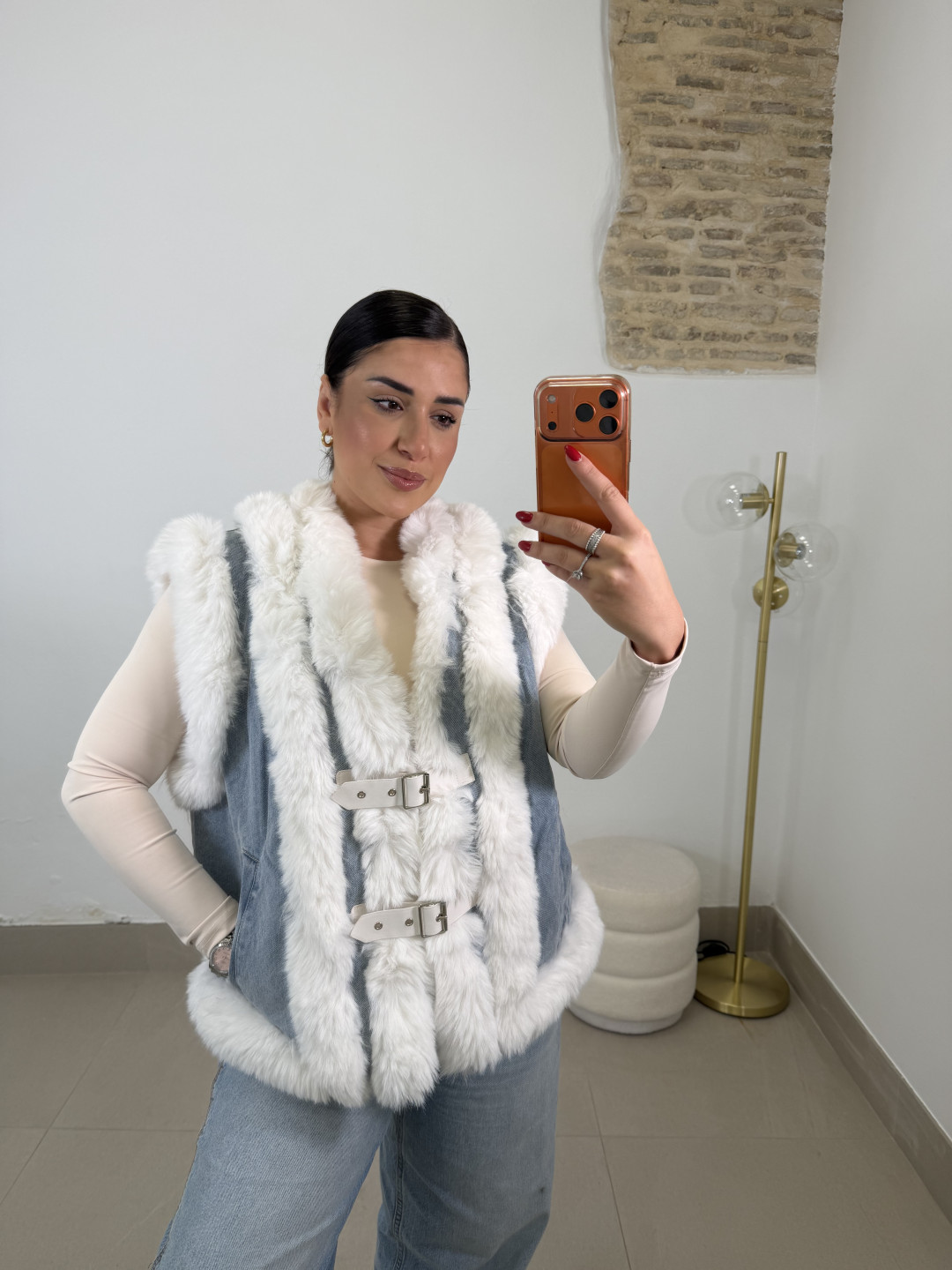 chaleco denim combinado pelo