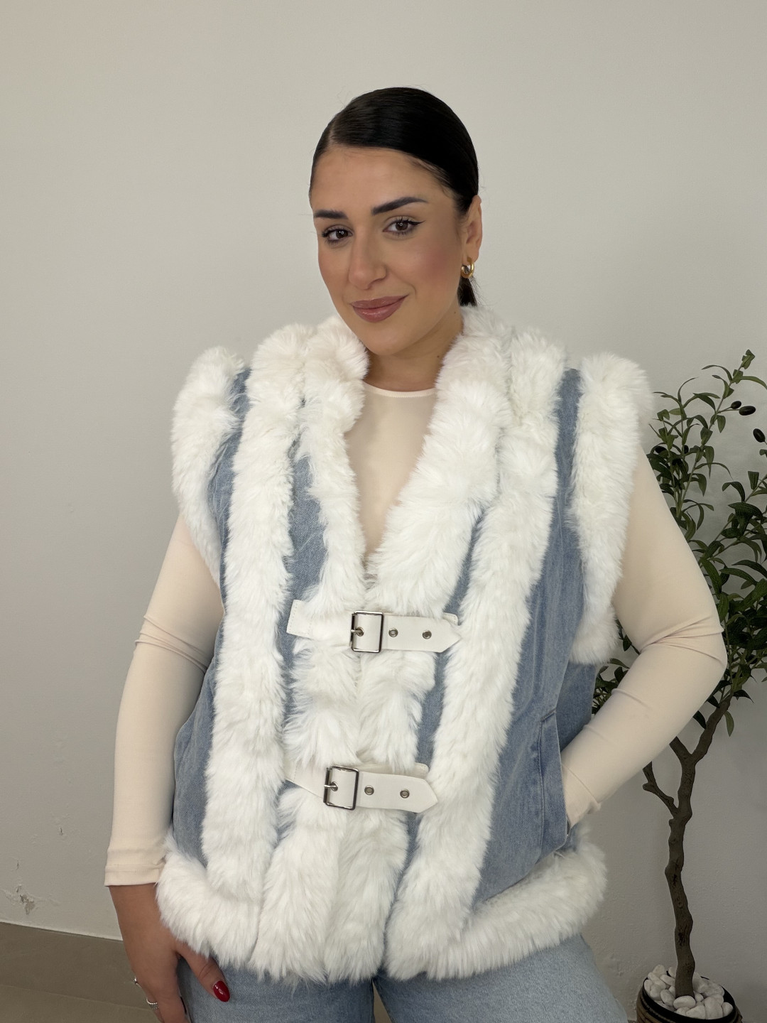 chaleco denim combinado pelo