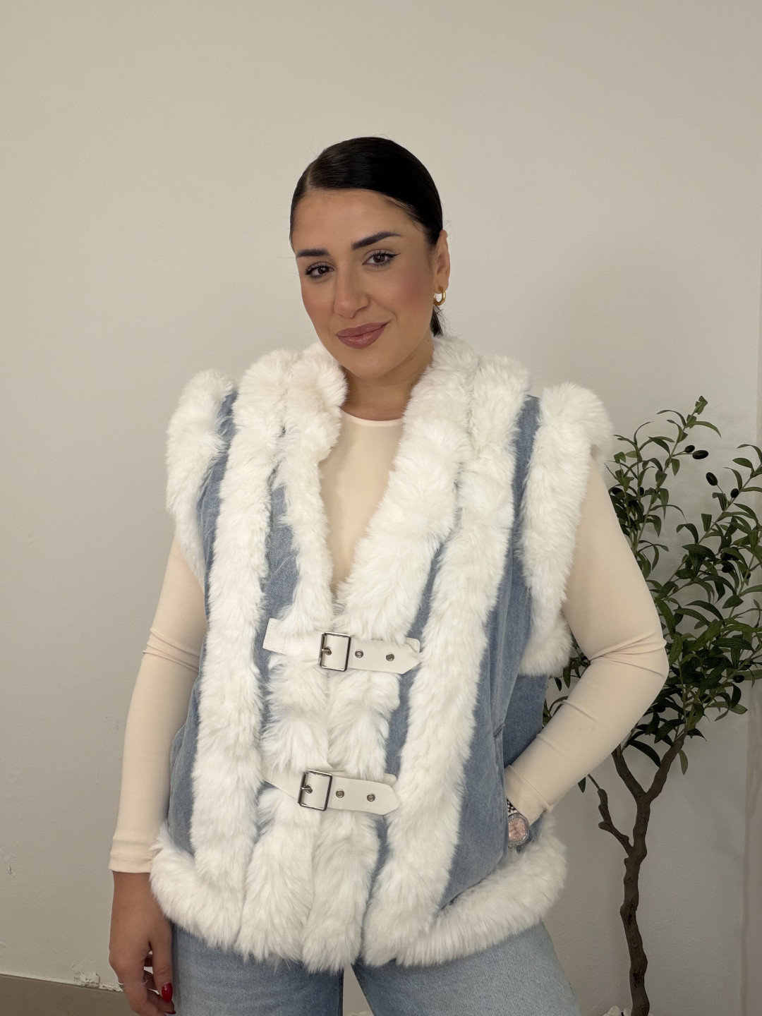 chaleco denim combinado pelo