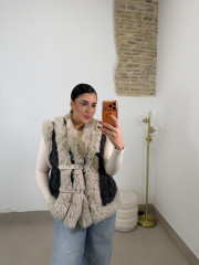 chaleco denim combinado pelo