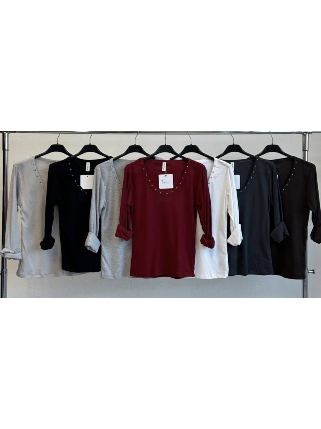 Camiseta basica tachuelas