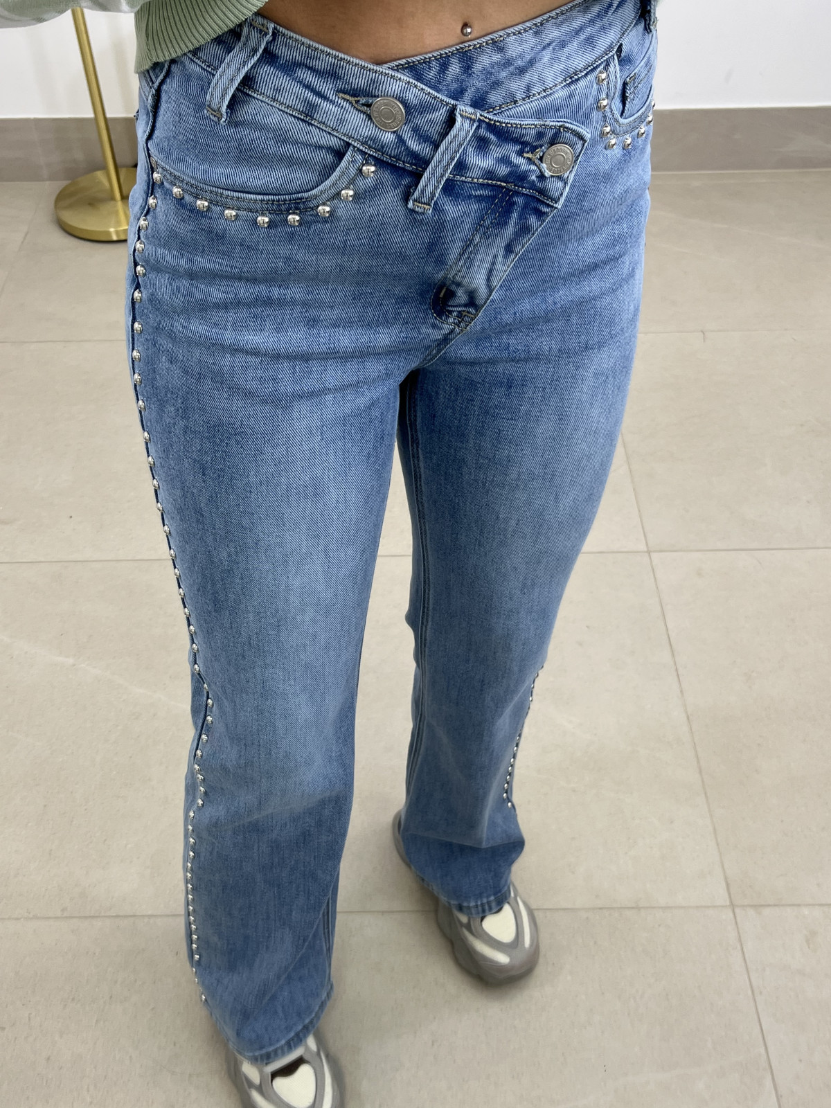 Vaquero cierre viral detalle tachuelas