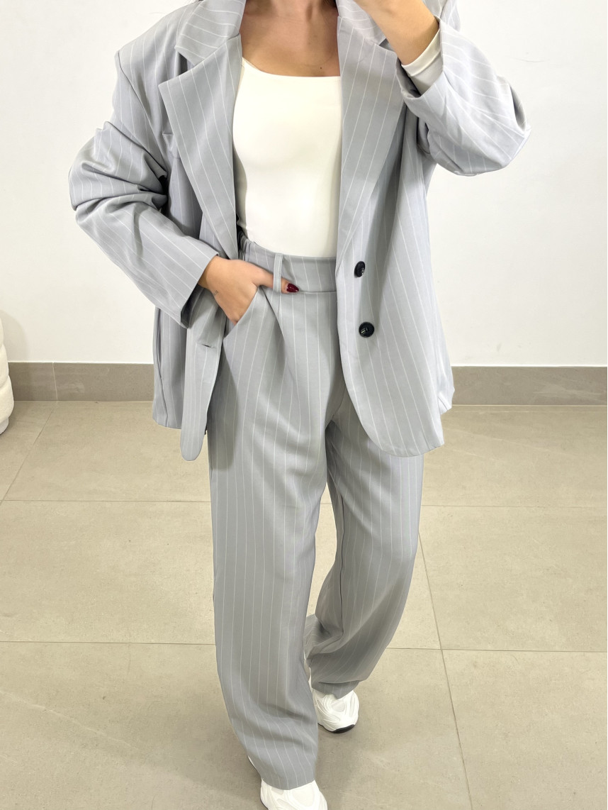 Pantalon raya diplomática gris