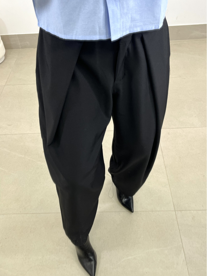 Pantalon ancho pinzas tipo barrel negro