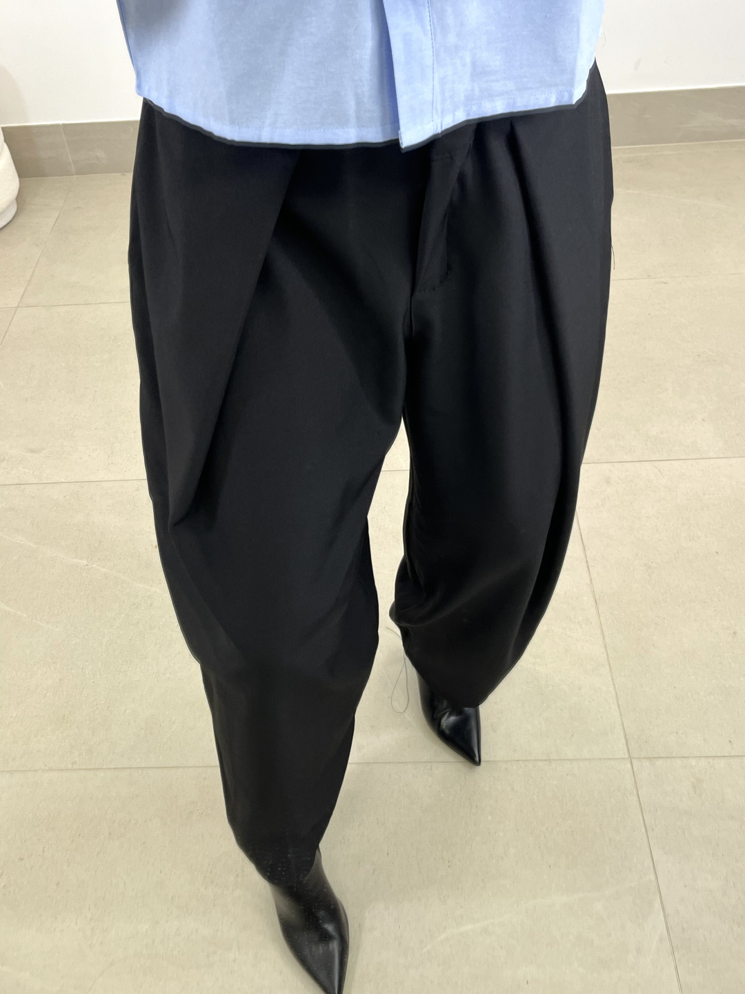 Pantalon ancho pinzas tipo barrel negro