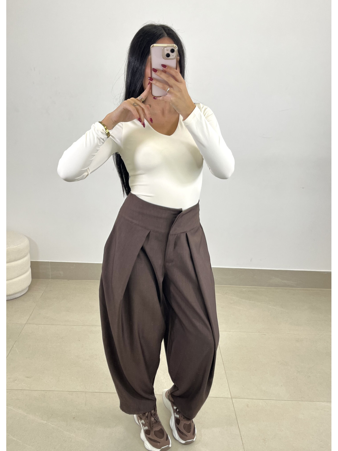 Pantalon ancho pinzas tipo barrel marron