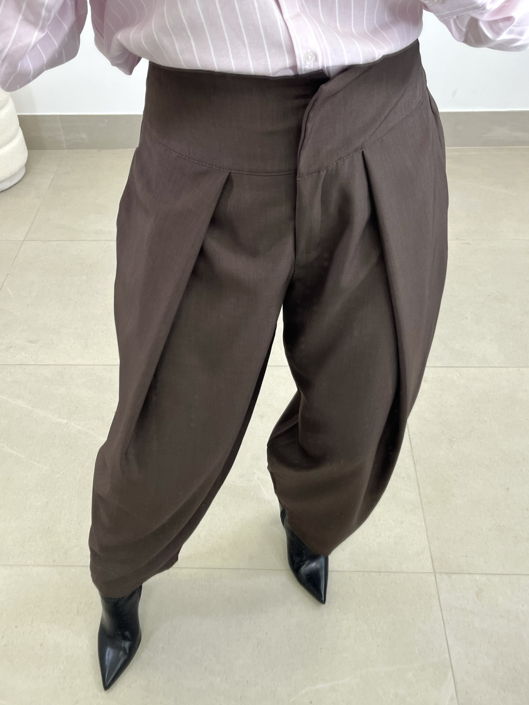 Pantalon ancho pinzas tipo barrel marron