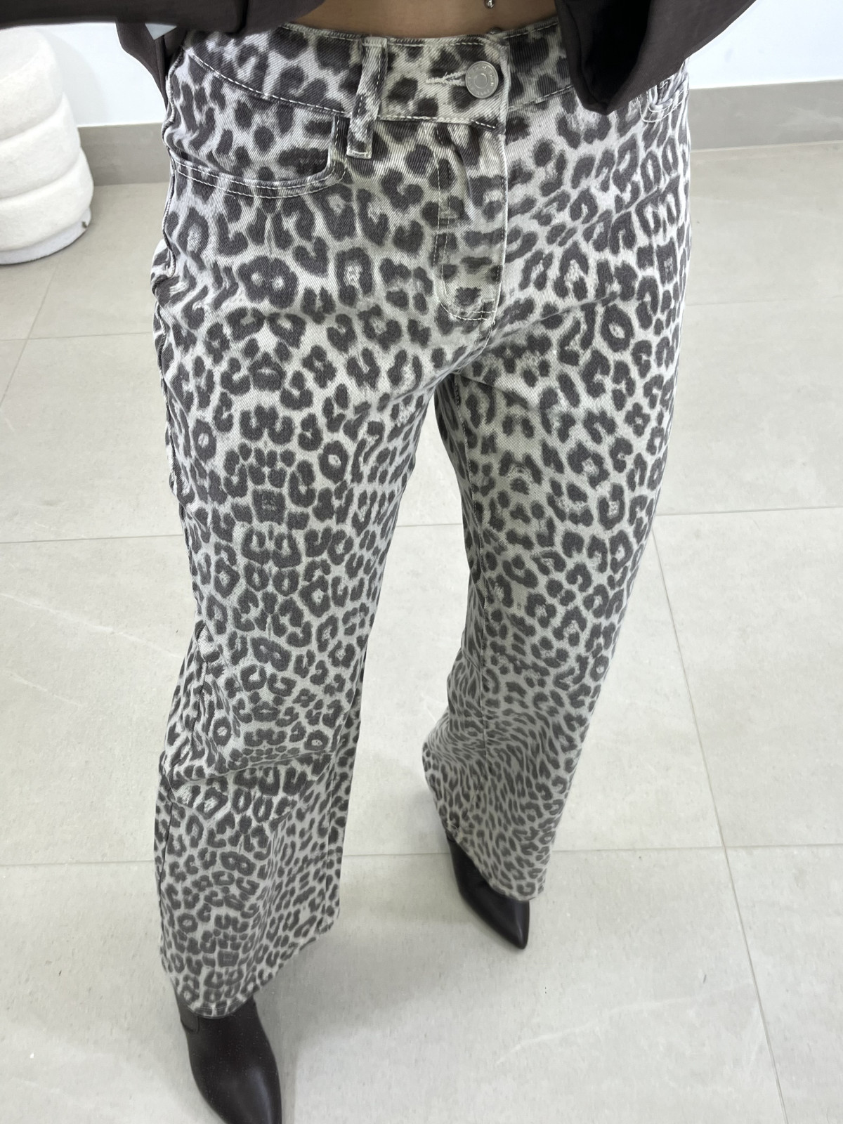 Vaquero straight leg animal print desgastado