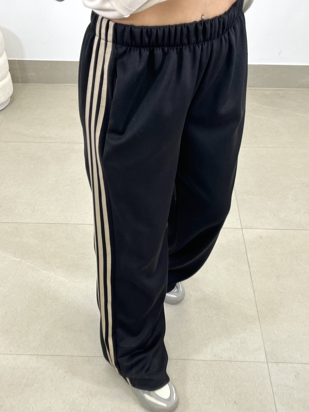 pantalon negro felpa raya lateral beige