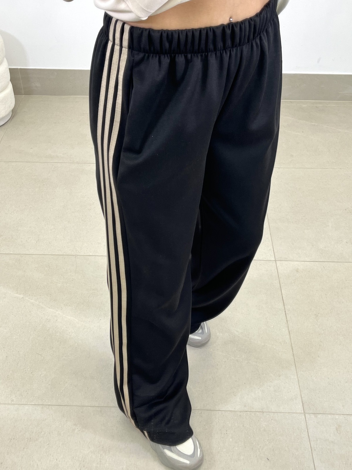 pantalon negro felpa raya lateral beige