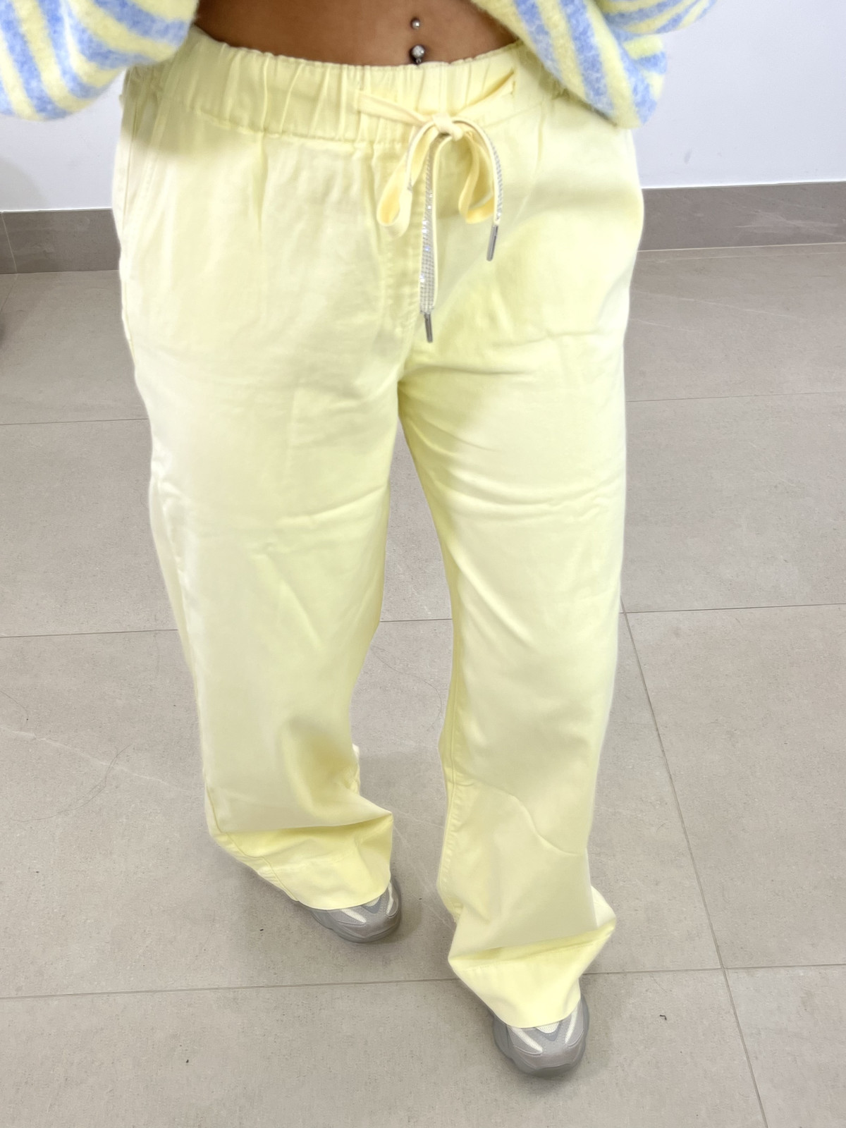 pantalon fluido tipo denim amarillo