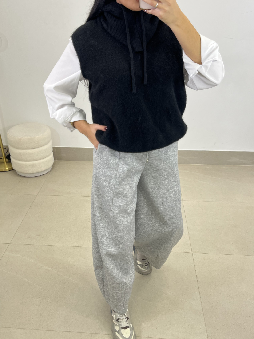 pantalon felpa tipo barrel gris