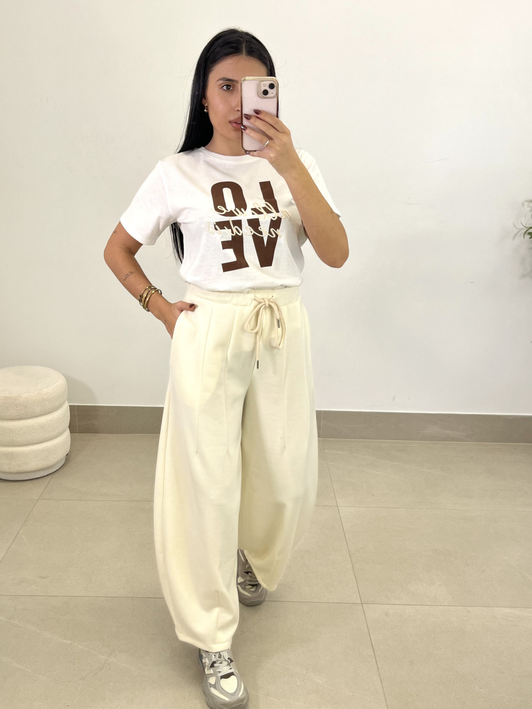 pantalon felpa tipo barrel blanco roto