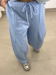 pantalon felpa tipo barrel celeste