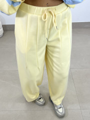 pantalon felpa tipo barrel amarillo