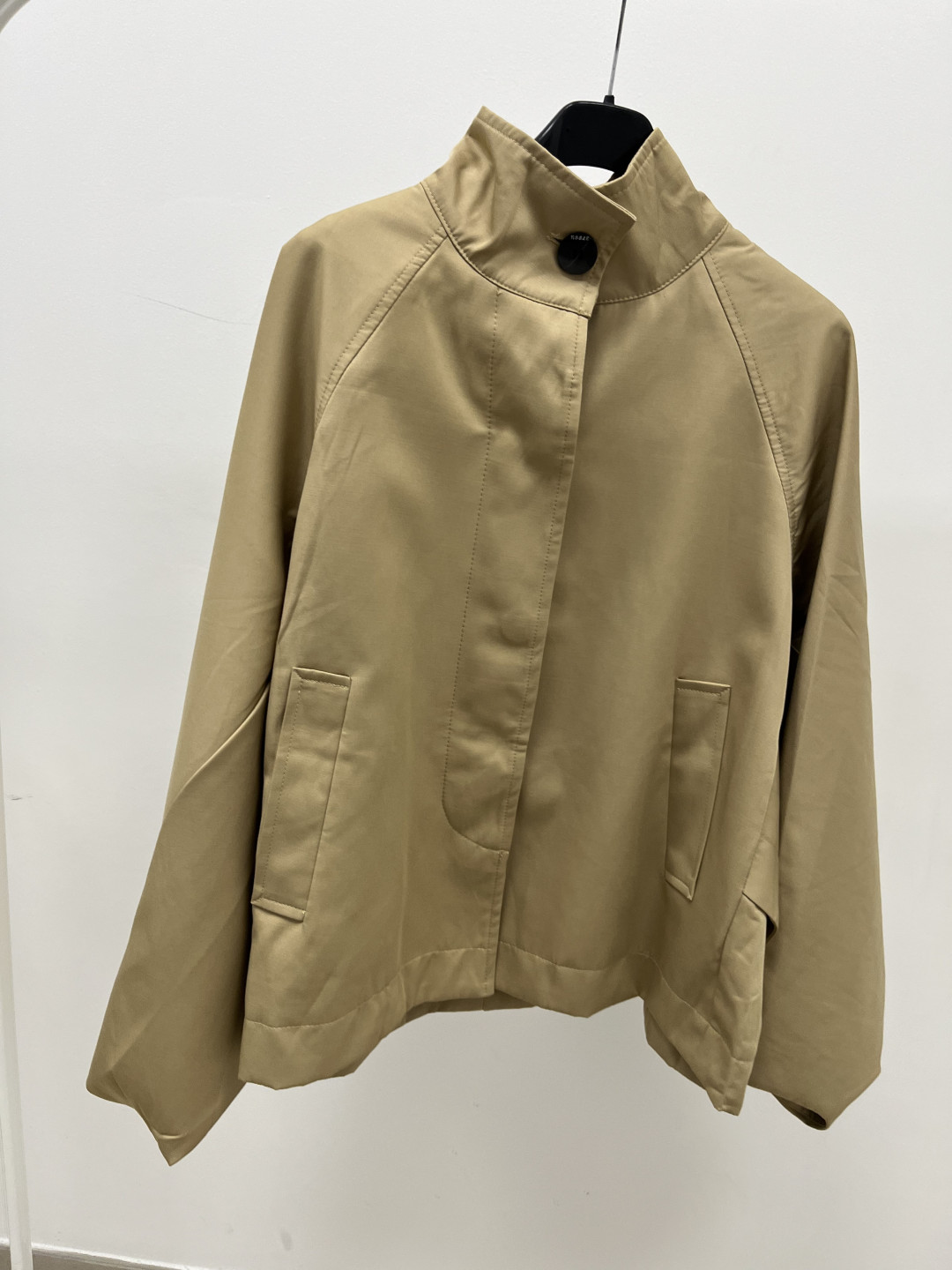 Chaqueta manga abullonada beige