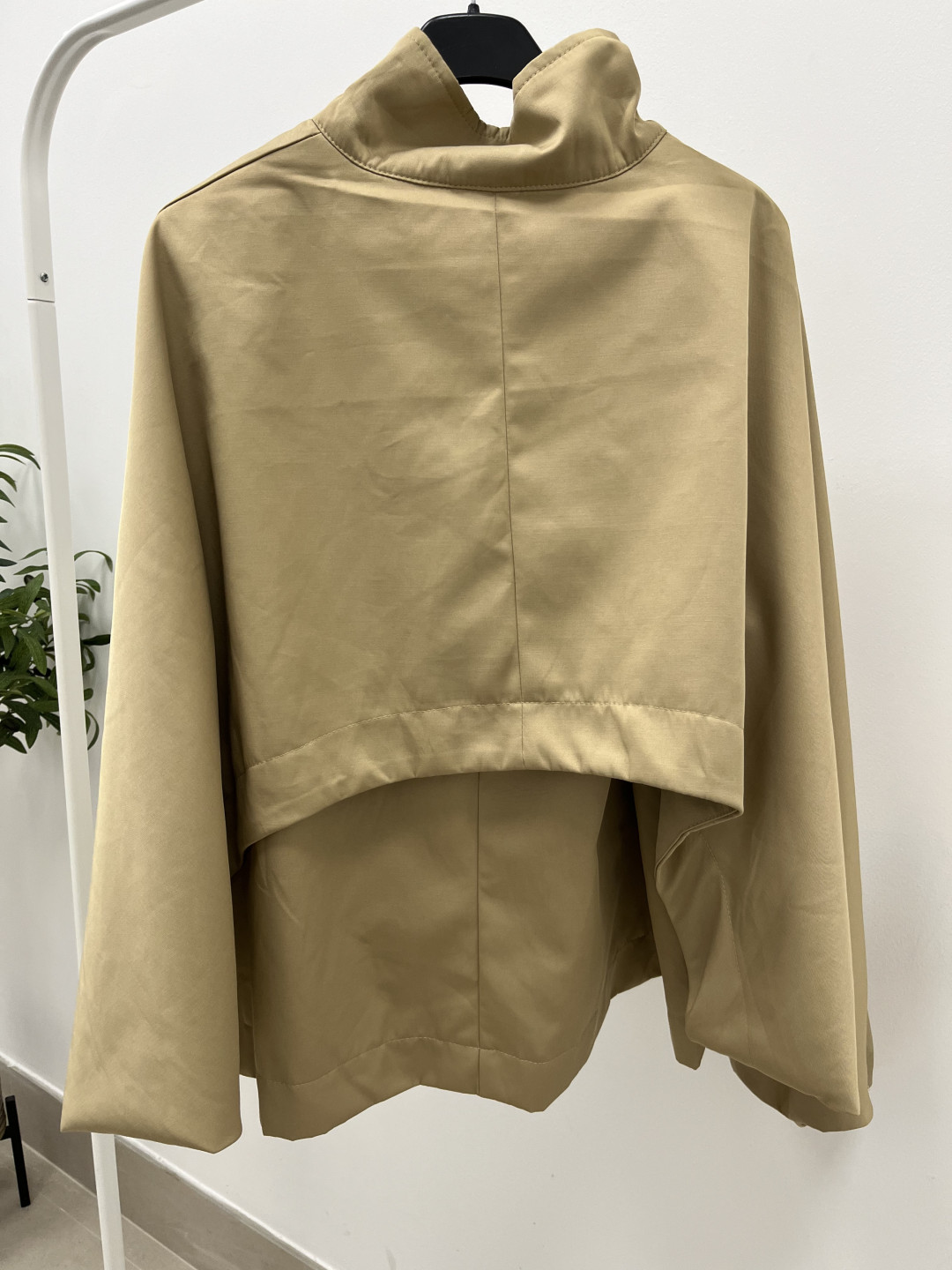 Chaqueta manga abullonada beige