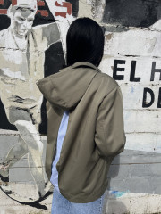 Chaqueta estilo gabardina capucha verde