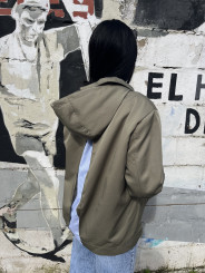 Chaqueta estilo gabardina capucha verde