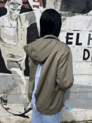 Chaqueta estilo gabardina capucha verde