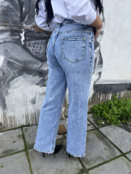 vaquero detalle tachuelas laterales