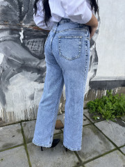 vaquero detalle tachuelas laterales