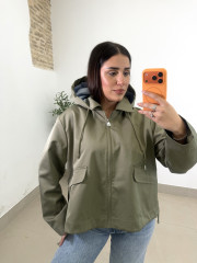 Chaqueta estilo gabardina capucha verde