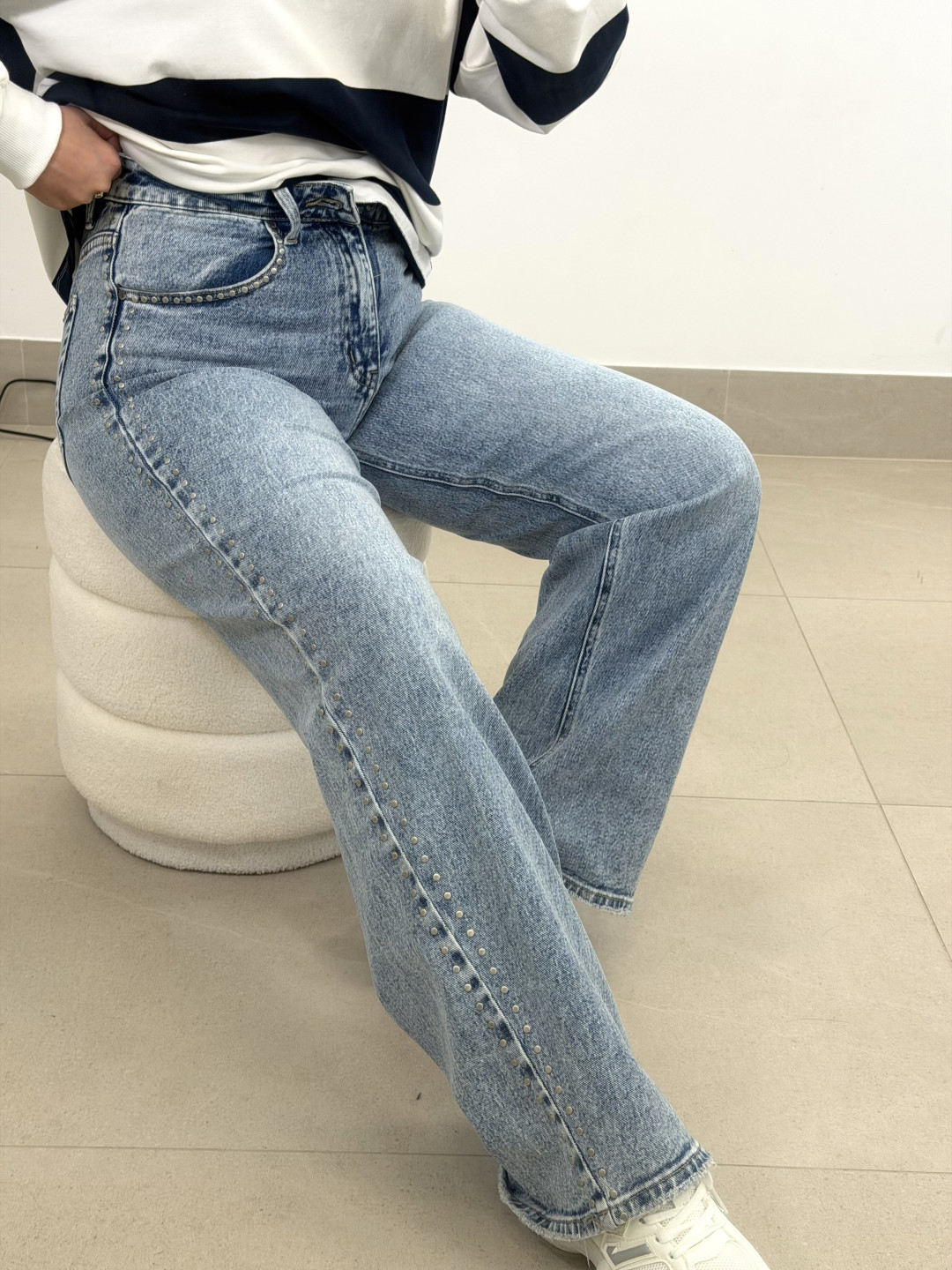 vaquero detalle tachuelas laterales