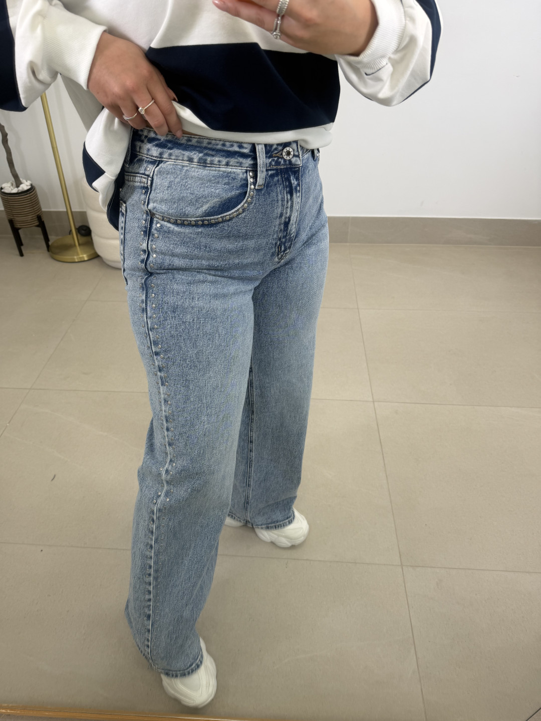 vaquero detalle tachuelas laterales