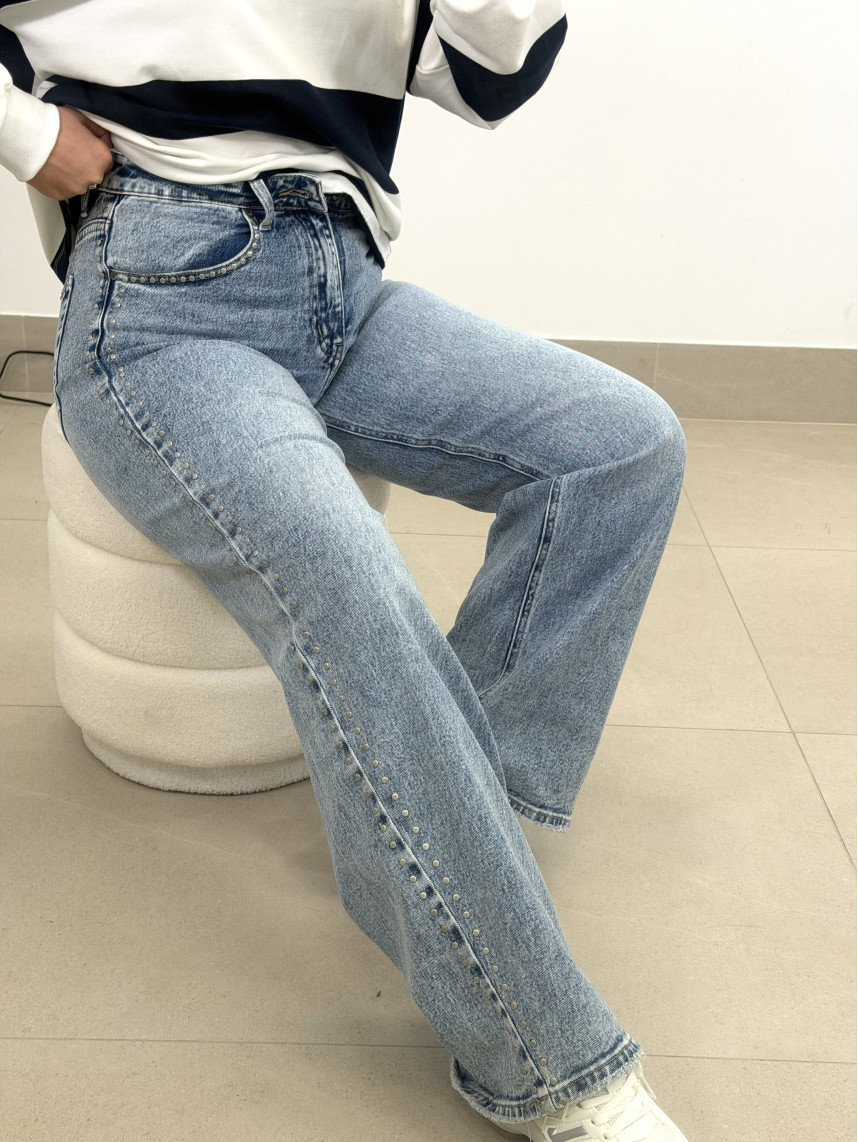 vaquero detalle tachuelas laterales