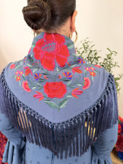 Mantón seda ducado flores rojas 2