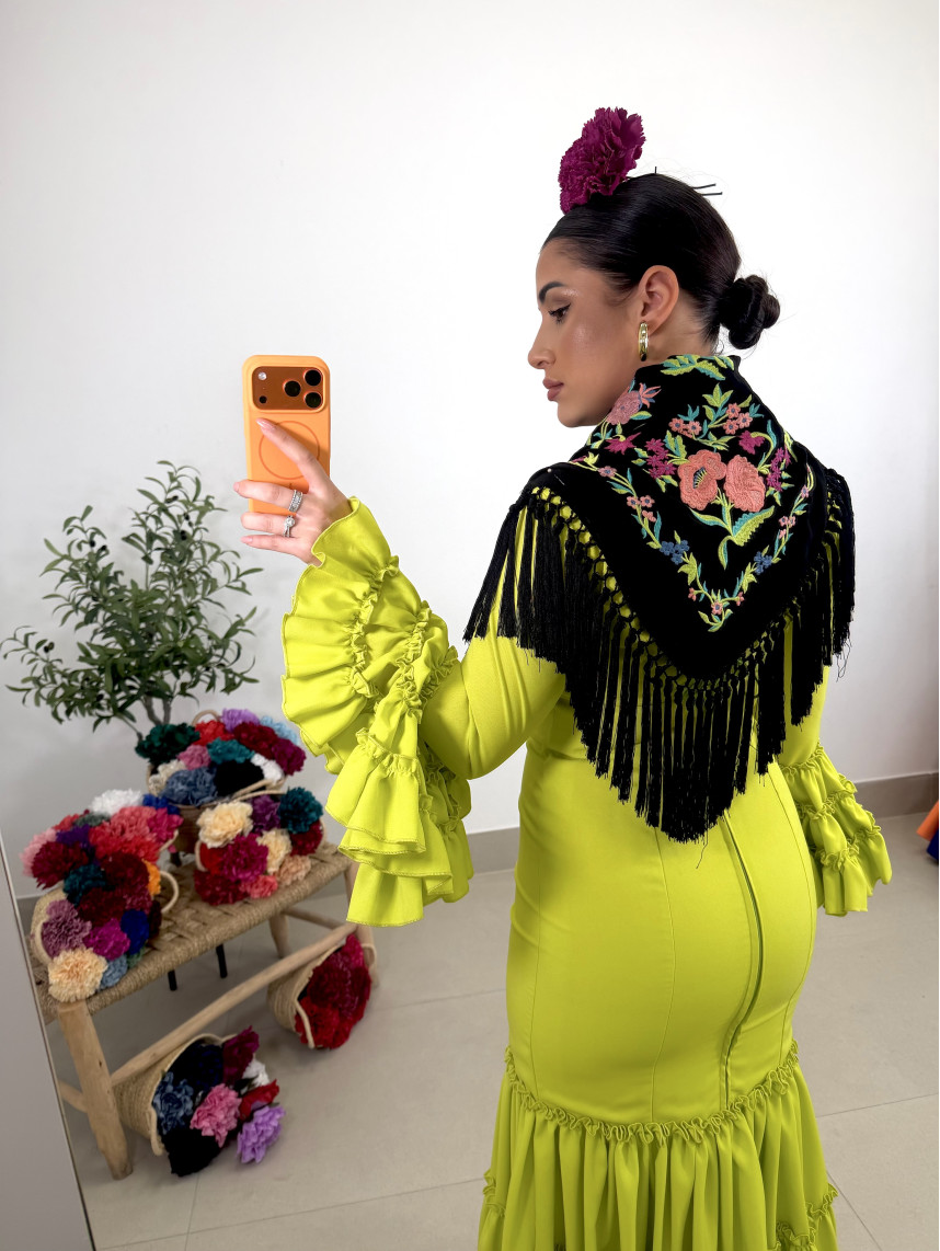 Manton negro con flor limas