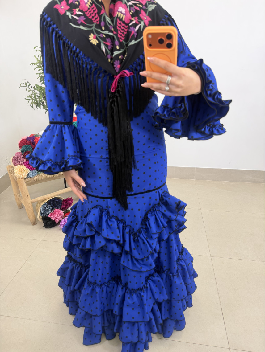 Manton negro con flor fucsia