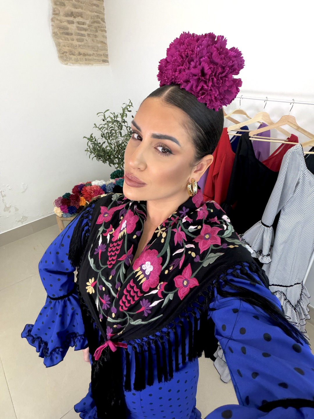 Manton negro con flor fucsia