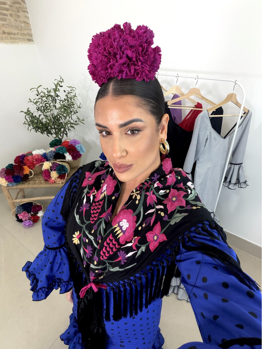 Manton negro con flor fucsia